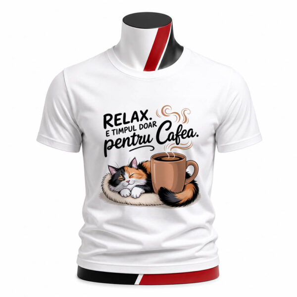 Tricou personalizat Relax e timpul doar pentru cafea imprimat prin sublimare premium pe material confortabil ideal pentru iubitorii de cafea și pisici