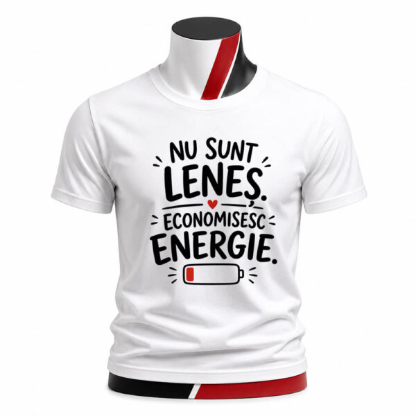 Tricou personalizat cu mesajul Nu sunt leneș economisesc energie și design minimalist. Imprimare premium prin sublimare și material confortabil
