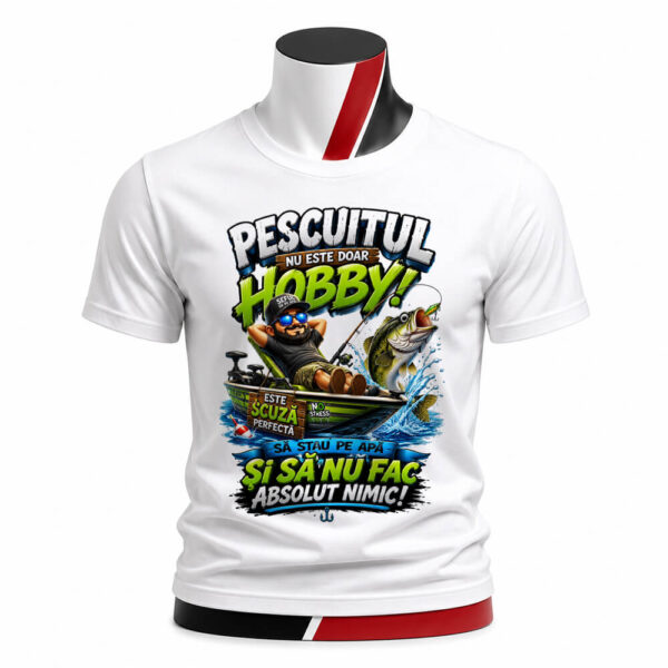 Tricou personalizat pentru pescari cu mesajul Pescuitul nu este doar hobby este scuza perfectă să stau pe apă și să nu fac absolut nimic. Imprimare premium.