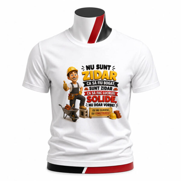 Tricou personalizat pentru zidari cu mesajul Nu sunt zidar ca să fiu bogat Sunt zidar ca să fac lucruri solide. Imprimare premium prin sublimare.