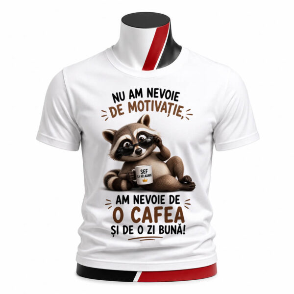 Tricou personalizat unisex Nu am nevoie de motivație cu raton simpatic și mesaj despre cafea. Design amuzant, imprimare premium și cadou perfect pentru iubitorii de cafea