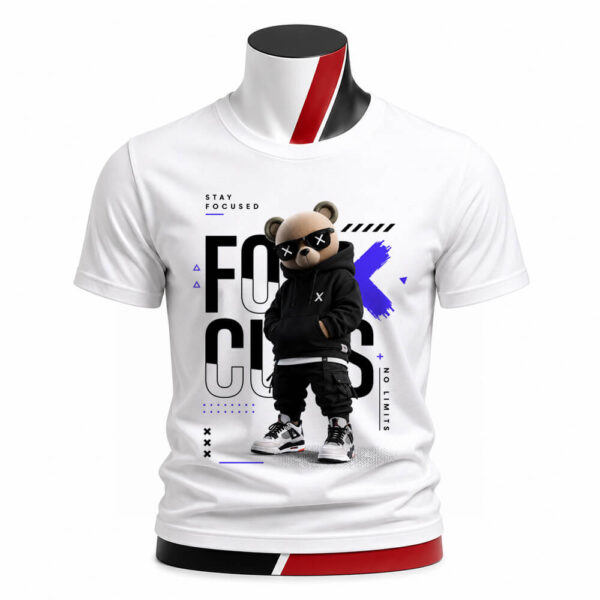 Tricou personalizat unisex Stay Focused cu urs urban și mesaj inspirațional. Imprimare premium prin sublimare, ideal pentru ținute casual și streetwear