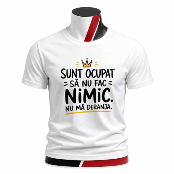 Tricou personalizat unisex Sunt ocupat să nu fac nimic cu mesaj amuzant și design minimalist. Cadoul perfect pentru cei care iubesc relaxarea și umorul